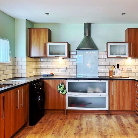 Retro Seaside Apt With Patio Apartment Суонзи Екстериор снимка