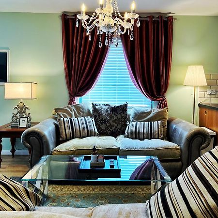 Retro Seaside Apt With Patio Apartment Суонзи Екстериор снимка