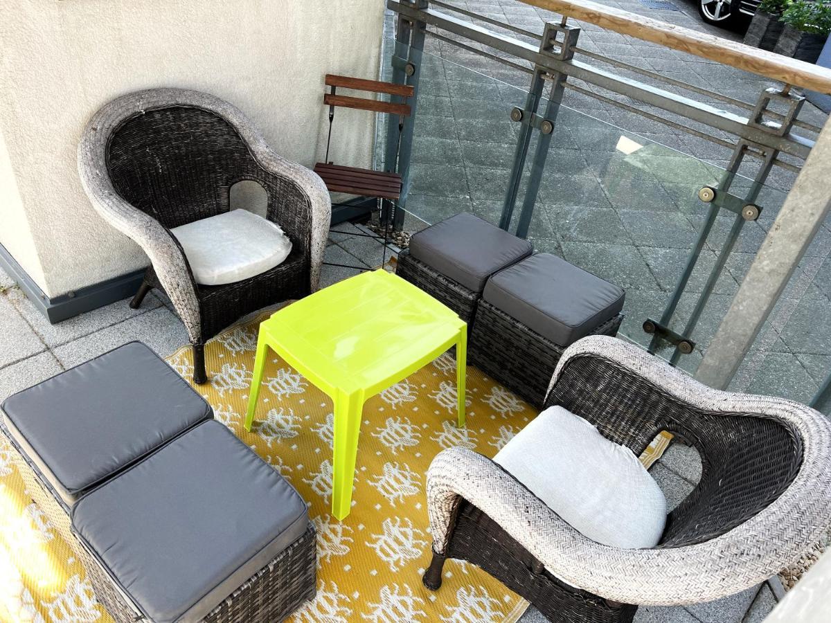 Retro Seaside Apt With Patio Apartment Суонзи Екстериор снимка