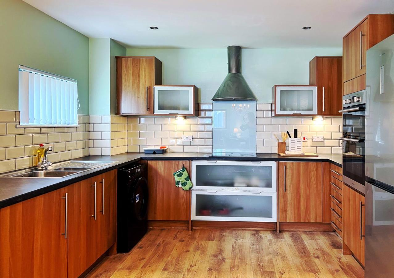 Retro Seaside Apt With Patio Apartment Суонзи Екстериор снимка